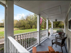 Updated 3bd Cottage on Bike Trail w/ River access!